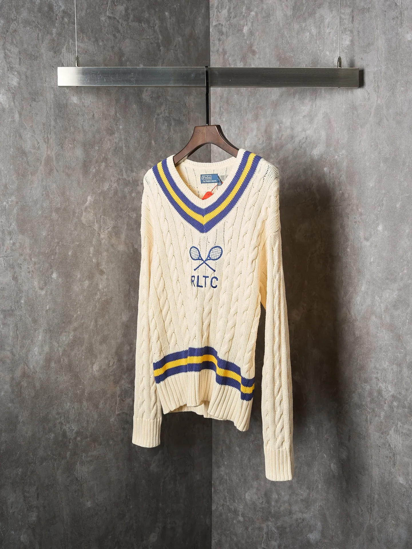 P450 Actual hanging auction] Ralph Lauren/Ralph Lauren tennis cable knitted long-sleeved V-neck sweater [Ready stock] S M L The crossed tennis racket pattern and RLTC lettering on the chest are a clever tribute to the brand's sports spirit. It has an atmosphere of freedom and vitality and is highly recognizable. It interprets high-end style with unique details and paints an enchanting artistic picture. It adopts imported machine embroidery technology and uses advanced computer control systems and precision mechanical components to realize the tennis racket pattern and RLTC lettering embroidery. High precision. The lines are smooth and delicate. Three-dimensional cable weaving. Through clever shifting and interweaving of coils. Cross-shift adjacent coils to form a twisting effect. The lines are smooth and regular. Time-consuming and labor-intensive. Garment washing water is softened and deodorized. The clothes are deeply cleaned and deodorized through professional washing equipment and specific detergents. The feel and appearance of the clothes are improved, and the fit is improved.